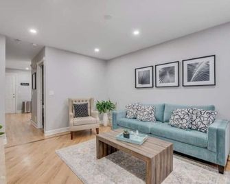 Cozy 2-bedroom apartment in awesome Chicago with Free Parking - Chicago - Living room