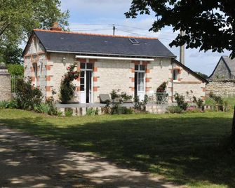 Petite Maison Des Roses - Gite 2 Personnes - Brain-sur-Allonnes