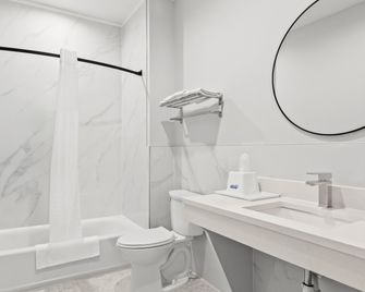 Americas Best Value Inn & Suites Tomball Grand Parkway - Tomball - Bedroom
