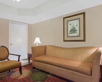 Super 8 by Wyndham Antioch/Nashville South East - Antioch - Living room