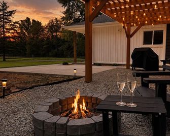 New Home sleeps 8, King Master bed Cozy Fire Pit. Great location - Clarksville - Patio
