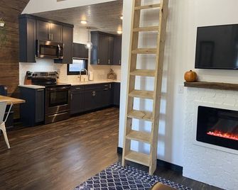 99 Mid wk stay & ski special! 2 mins to JFBB Ski , Lake, dine, bars & More. - Lake Harmony - Kitchen