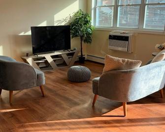 Astoria Gem: Comfort & Style - Queens - Salon