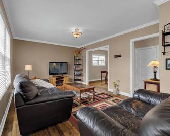 Cottage Feel in the City Close to Everything - Saint John - Living room