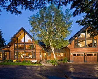 Good Medicine Lodge - Whitefish - Building