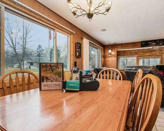 Woods & Water Cabin - Fish or Kayak on Pere Marquette River near Ludington, MI. - Branch - Dining room