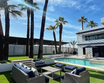 Residencia de Lujo en Zona Céntrica en Mexicali! - Mexicali - Pool