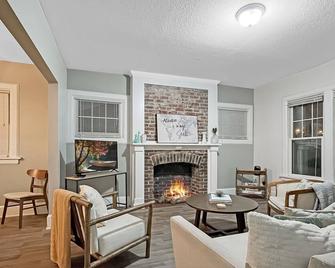 Chic 2br Duplex Free Parking Near Hospitals - Des Moines - Living room
