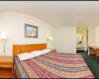 Americas Best Value Inn Wilson - Unit 6 (One Bed) Ground Floor - Wilson - Bedroom