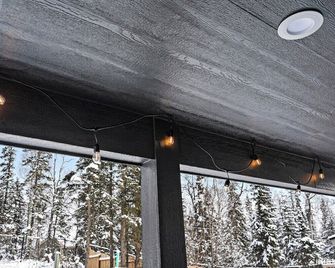 Strutz · Luxury Home Minutes from Skiing With Hot Tub! - Anchorage