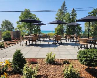 The Sands Hotel - Sauble Beach - Патіо