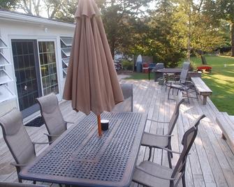 Walk to the beach from this charming Bay Head beach house that sleeps a crowd. - Bay Head - Patio