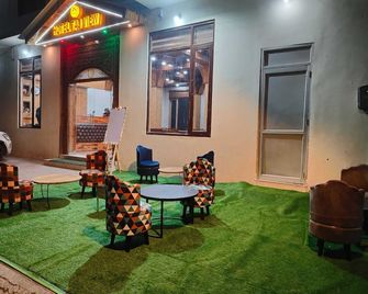 Hotel Taj View - Theog - Pátio