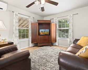 Peaceful & Quiet In Country Setting Only 10 Miles From The Hustle And Bustle Fun - Fayetteville - Living room