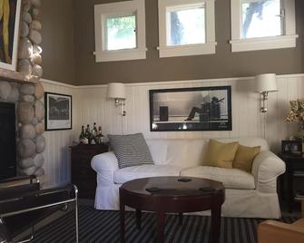 Craftsman Detached Casita - Clarkdale - Living room