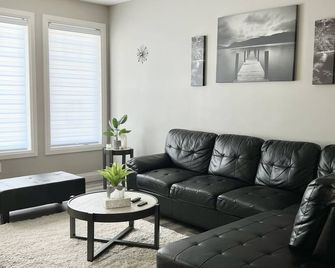 Luxurious and Fashionable Home | Sleeps 8 - Windsor - Living room