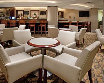 Holiday Inn Columbus Dwtn-Capitol Square By IHG - Columbus - Bar
