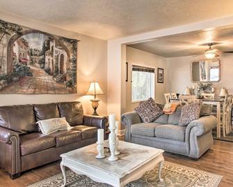 Charming Downtown Coeur dAlene Home with Yard! - Coeur d'Alene - Living room