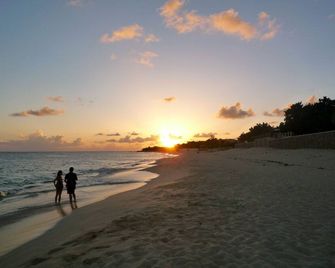 Superb Beachfront Studio with Ocean View in Marigot - Sandy Ground - Strand