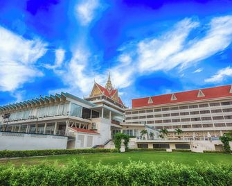 Hotel Cambodiana - Phnom Penh - Building