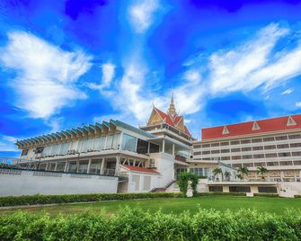 Hotel Cambodiana - Phnom Penh - Building