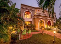 Taruchaya by StayVista, featuring breathtaking interiors, a charming gazebo & a lush lawn for an enchanting stay - Roychak - Building