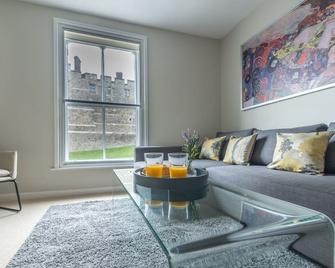 Central Windsor Apartment Facing the Castle - Windsor - Living room