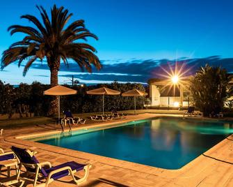 ibis Faro Algarve - פארו - בריכה