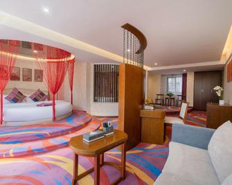 Highest Joint Hotels & Resort (Kunming Derun Center) - Kunming - Living room