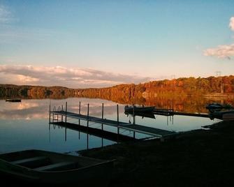 Marble Lake Lodge - Cloyne - Piscina