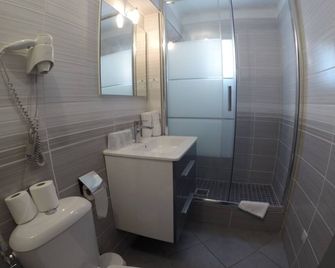 Hotel Les Palmiers En Camargue - סנט-מארי דה-לה-מר - חדר רחצה