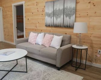 The Bridal Suite - Hartman Center - Milroy - Living room