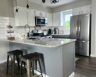 A Spacious Townhome in Newton - Unit D - Newton - Keuken