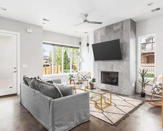 Modern Luxury Rooftop Deck, 3 mi to Downtown - Nashville - Living room