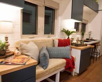 Montana Escape Elegant Tiny House in Waco Near Magnolia - Waco - Living room