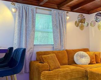 Romantic Barn Retreat - 7 Private Acres Near Gainesville, Firepit & Springs - Alachua - Huiskamer