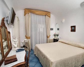 Hotel Bussola - אנאקאפרי - חדר שינה