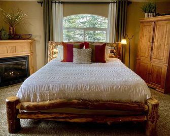 Clean and Cozy Forest Hideout - Ashton - Bedroom