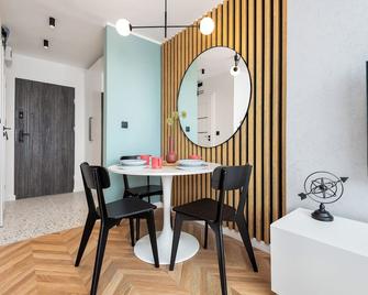 Apartament Szafir - darmowy Parking, ścisłe centrum - by Kairos Apartments - Gliwice - Dining room
