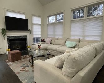 Big Spacious modern house,15 min from DC, GMU, Tyson's Corner - Springfield - Living room
