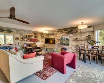 Renovated Studio on 5 Acres - Near Vineyards! - Crozet - Living room