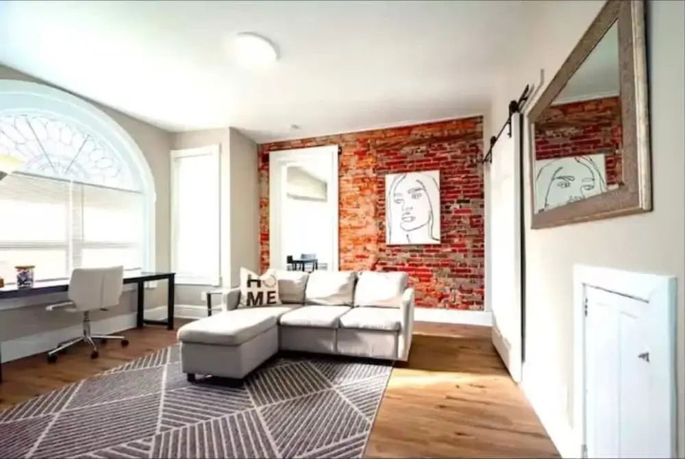 Gilpin Grand - Renovated Space In Trolley Square 1 Bedroom Apts by RedAwning - Wilmington - Living room