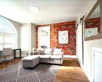 Gilpin Grand - Renovated Space In Trolley Square 1 Bedroom Apts by RedAwning - Wilmington - Living room