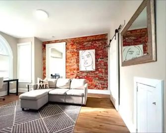 Gilpin Grand - Renovated Space In Trolley Square 1 Bedroom Apts by RedAwning - Wilmington - Living room