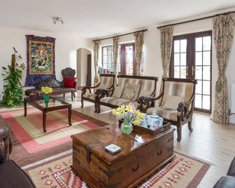 Church Farm Barns - Stratford-upon-Avon - Living room