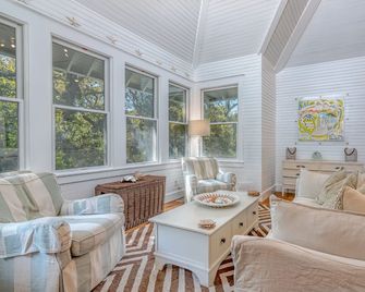 Cozy cottage in keepers landing; close to shoals and east beach. Access to both clubs! - Bald Head Island - Sala de estar