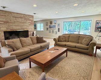 Beautiful Lake Delavan/Lake Geneva Vacation Home - Delavan - Huiskamer
