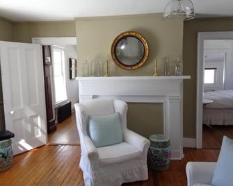 Whaling Captain Pierson's Apartment - Sag Harbor - Living room