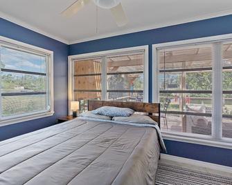 Home with pool and canal access to ocean - Port Charlotte - Bedroom