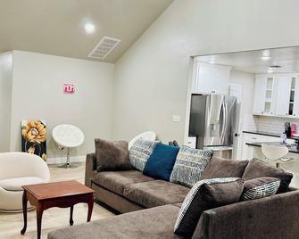 Come n find out! Breathtaking! - Lawton - Living room